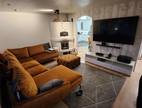 Seinajoki Appartement | 120n Villa Hietala paritalo, 1-8henkilön LUXUS majoitus, 3x160cm jenkkisängyt Löhösohvat, iso takaterassi, täyd keittiö Kodink, laatu sauna, Takka, Tv 75" x2, 2wc, autokatos, avainboxi koodilla, itsekirjaus 24h, wifi ja 500mb kuitunetti, kuivaava pesukone