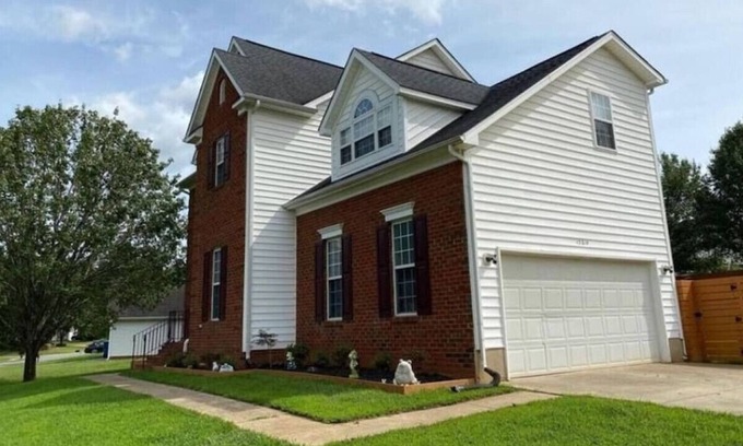 Mint Hill Maison | 122) Massive 3 bedroom home with fenced yard!
