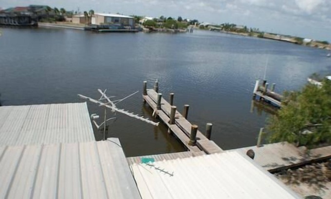 Port Mansfield Copropriété | 123 West Harbor Condo B - Beautiful Condo in the harbor with spacious deck
