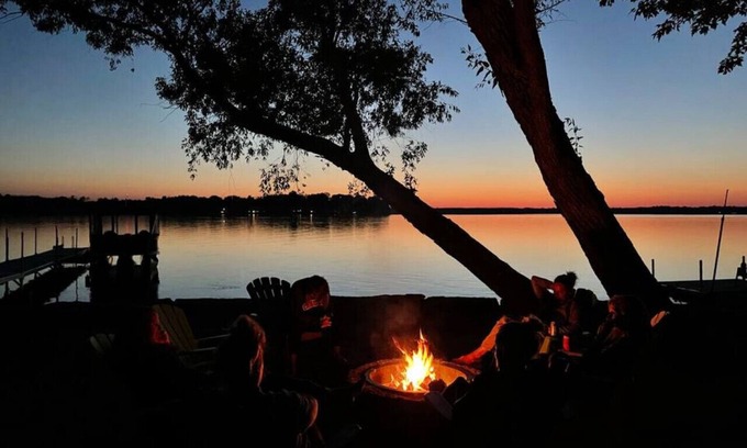 Beckwith Cottage | 127 Cedar · Cheerful and Relaxing Lakefront 3 Bedroom
