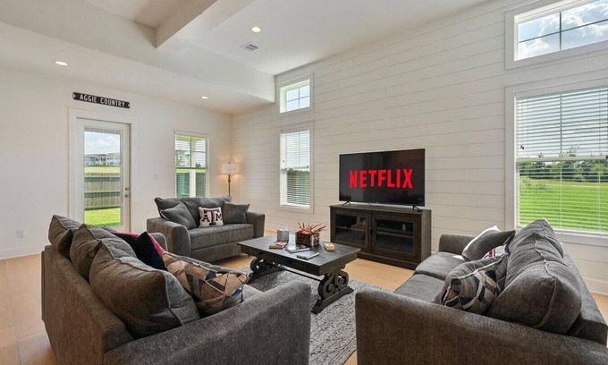 College Station Maison | 12th Man Hideout: 3Br+Backyard+Garage