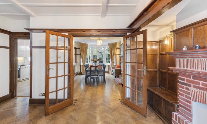 Golders Green Maison | 13-Bed London Gem, Opposite Tube perfect for groups and families