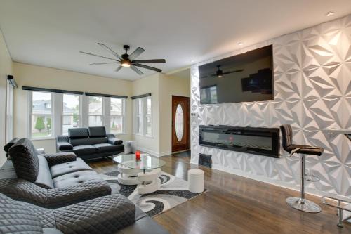 Maywood Maison | 13 Mi to Dtwn Chicago Maywood Home with Fireplace