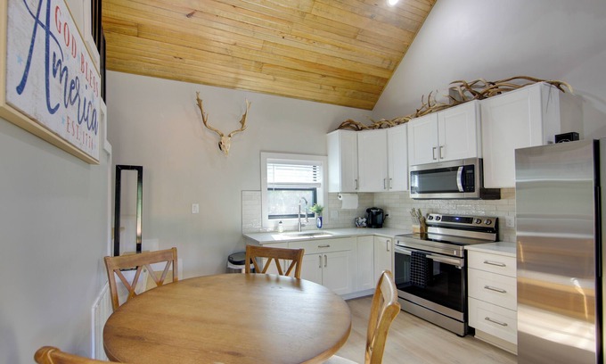 Palestine Cabine | 13 Mi to Dtwn Palestine: Modern Cabin w/ Fire Pit