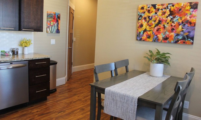 Vine Appartement | 131 Cedar 1 · Enchanting 2BR Haven | Downtown Kalamazoo Gem