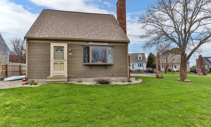 Sandwich Maison | 131 Knott Ave- .5 miles to Town Neck beach, pet-friendly, near local attractions