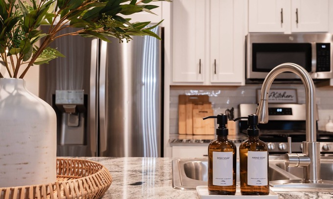 Fruitvale Maison | 13mins to airport/Sleeps10/Mins to attractions/Winery,Monument/Grill/Pool table