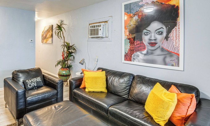 Ashburn Appartement | 14 Mi to Dtwn Chicago: Studio in Ashburn!
