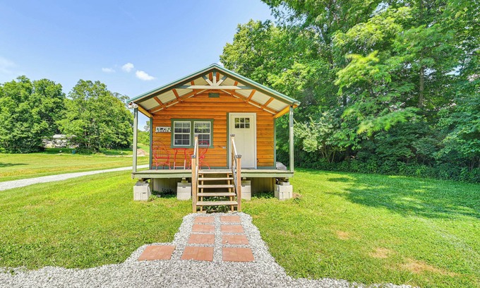 Georgetown Cabine | 14 Mi to Kentucky Horse Park: Creekside Cabin