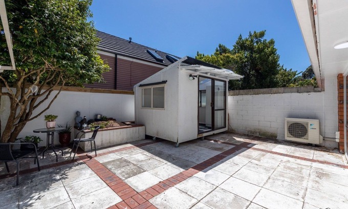 Lower Hutt Maison | 14 Minutes to the ferry! Five bedrooms with a yard, an office room, and more!