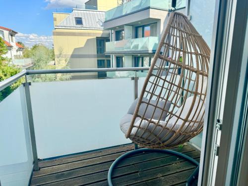 Liesing Appartement | 140 m2 Spacious Apartment with Balcony & Parking