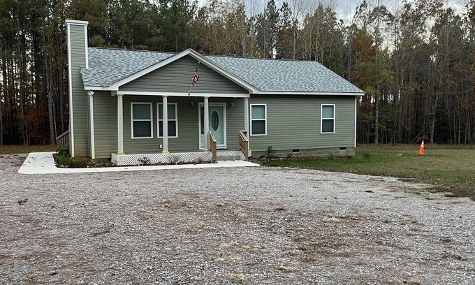 Sutherland Maison | 1400 Square feet of space, isolate in three acres lot.