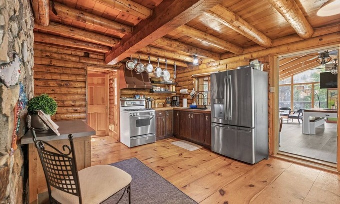 Alton Bay Maison | 14ft HOT TUB SPA,SLEEPS 10, nSAUNA, POOL/FOOSBALL/GAMES