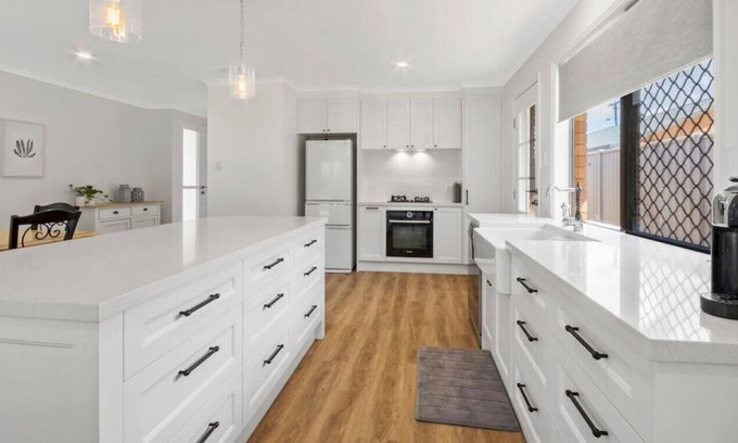 Currimundi Maison | 15 Croydon Av · Divine designer home 5min walk to Currimundi Beach