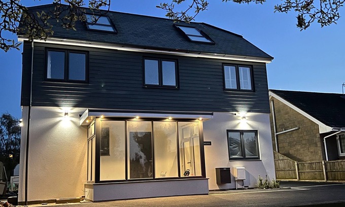 Shanklin Maison | 15% Ferry Discount. 15 minutes to beach. 5 bed house with 22 sqm equipped gym.