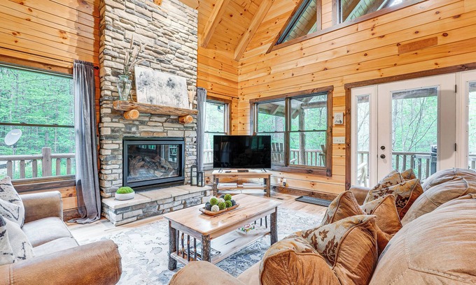 Logan Cabine | 15 Mi to Hocking Hills: Secluded Cabin w/Hot Tub