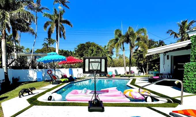 Harbor Beach Maison | 15 min to fl Lauderdale airport, 8 min walking distance to beach , Heated pool.