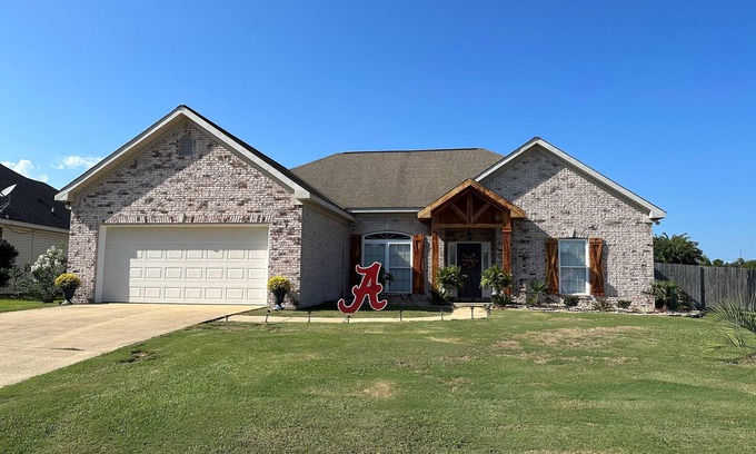 Northport Maison | 15 mins from downtown Tuscaloosa and University area in quiet safe neighborhood.