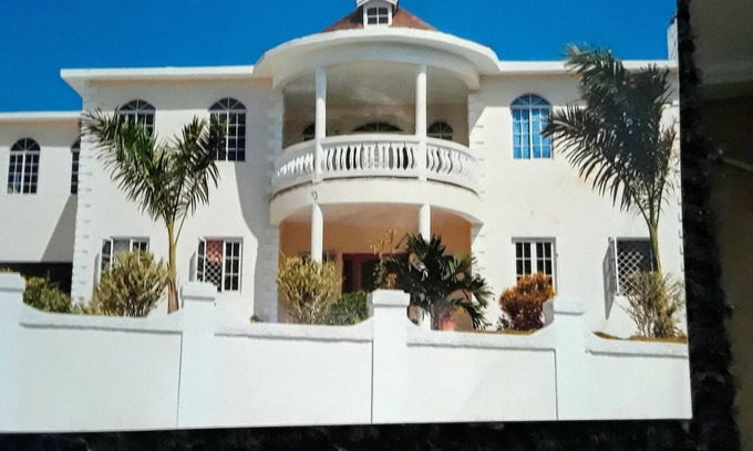 West Gate Hills Maison | 15 mins to airport. Entire 1st floor 2 bedrooms, 2 bathrooms Sleeps 4.No sharing