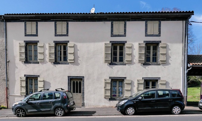 Pontgibaud Maison | A 15 minutes de Vulcania, grande maison familiale avec jardin, Gîte Côté Jardin