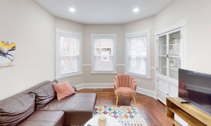 Roslindale Appartement | 15 minutes to Fenway Park! Family-sized unit offers free parking.