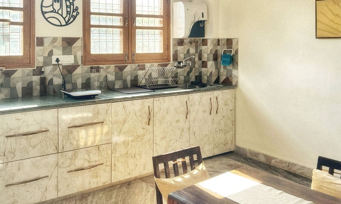 Haridwar Lit Et Petit-Déjeuner | 15 minutes to the Harkipauri! Manstays 3 bedroom condo with Balcony & parking!