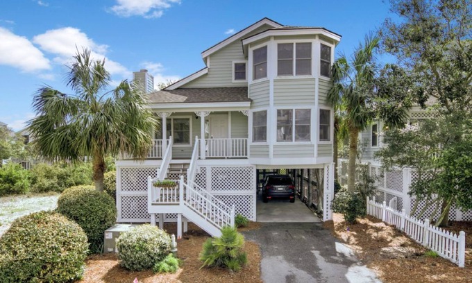 Pelican Bay Maison | Incroyable maison récemment rénovée à Pelican Bay avec carte de sport. Crédit de 250 $ pour la location de matériel de plage!