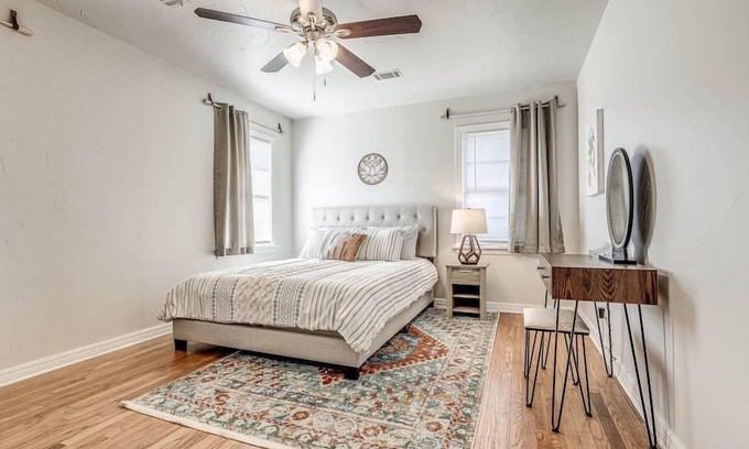Central Oklahoma City Maison | 15% Winter Discount~ Entire Home ~ Full Kitchen ~ Large Fenced Backyard