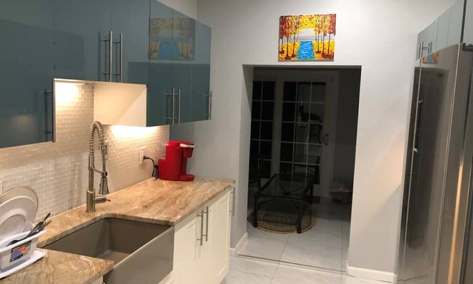 Spruce Hill Maison | 15 Under 1 Roof. Luxury. University City. Friends & Family Gatherings.