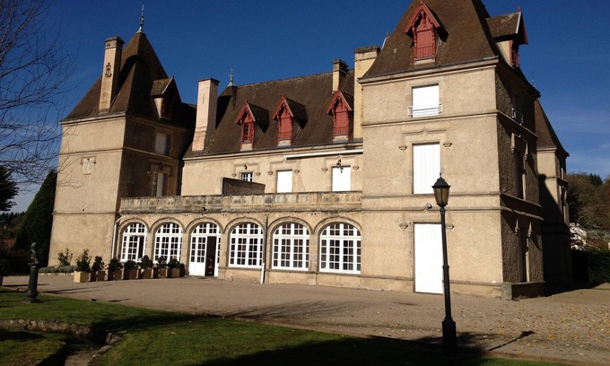 Mariol Autre | château 15mn de vichy 240m2 avec piscine de 4/ 6 pers F6 suite familiale au 1er