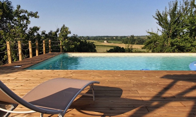 Moulinet Maison | Maison du XV siècle avec piscine, en haut de sa colline au milieu des vergers