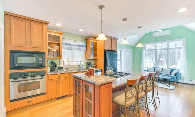 South Weymouth Maison | 16 Mi to Boston: Home w/ Deck in Weymouth