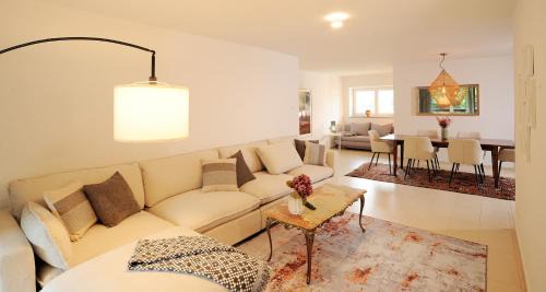 Freilassing Appartement | 160qm Wohnung mit Balkon nahe Salzburg - Freilassing 2 Schlafzimmer, 2 Bäder