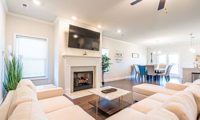 Huntsville Maison | 16308 Trestle LTR Cal · ☀Lakefront Retreat☀ 3000+ Sq Feet/6 Bed Home!