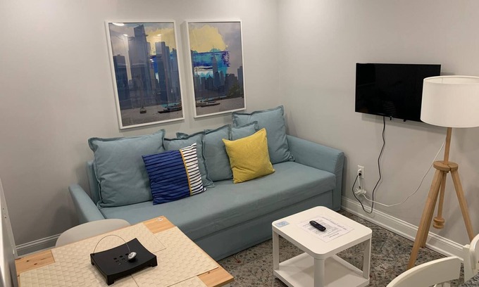 Industry Appartement | 1631 2D · Invitant 1 lit Apt.-20 min à NYC / Parking disponible.