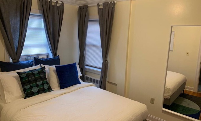 Industry Appartement | 1631 3B · Apt 2bed Apt-20 min to NYC / Parking Avail