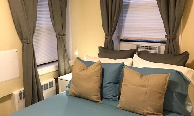 Industry Appartement | 1631 4E · Awesome 2bed Apt-20 min to NYC / Parking Avail.