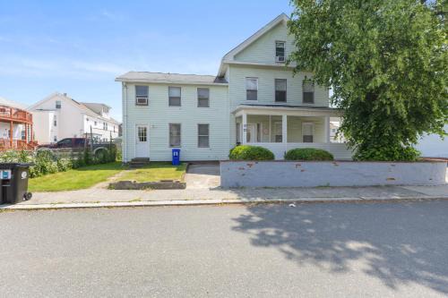 Malden Appartement | 17-19Cozy&Spacious 6BR home in Malden with window AC and free parking