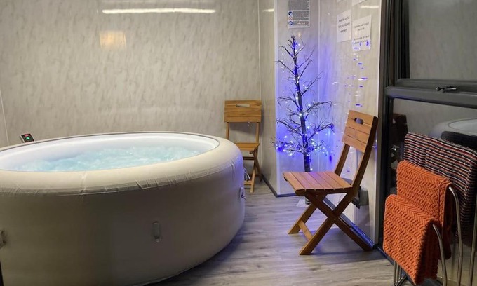 Prestatyn Maison | 17 Cheerful 2 bed bungalow, hot tub/gym/pool table