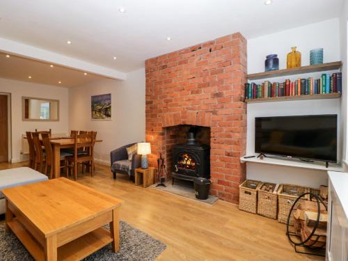 Broadway Maison | 17 Sands Close