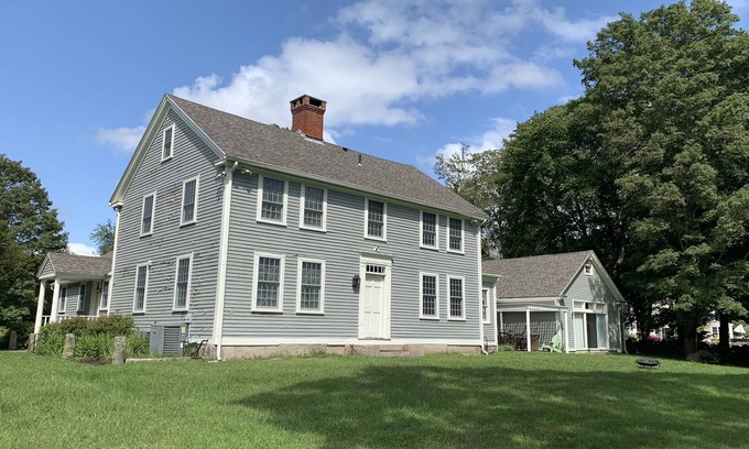 Stonington Autre | Maison historique spacieuse de 1700 sur 3 acres privés dans la région de Mystic CT