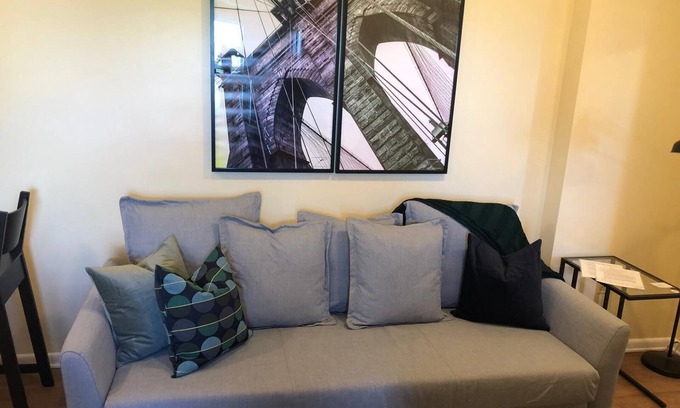 Industry Appartement | 1715 5E · Classy et mignon 2b Apt / 20 min à NYC-Parking Dispo