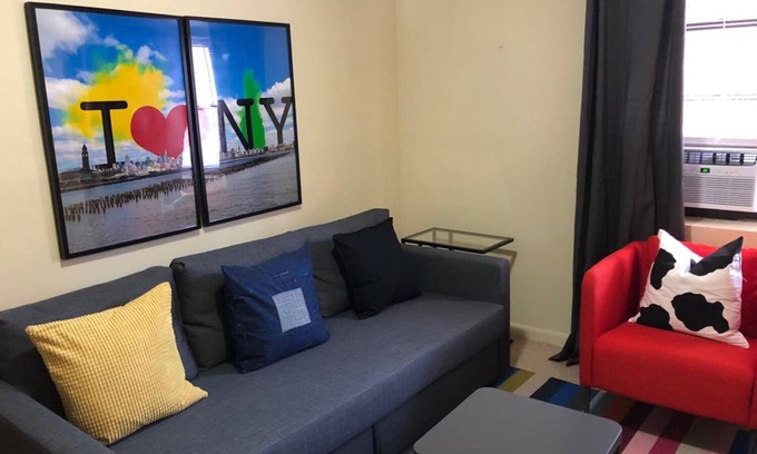North Bergen Appartement | Cool Pop Art 2bed Apt-20min NYC Parking Avail