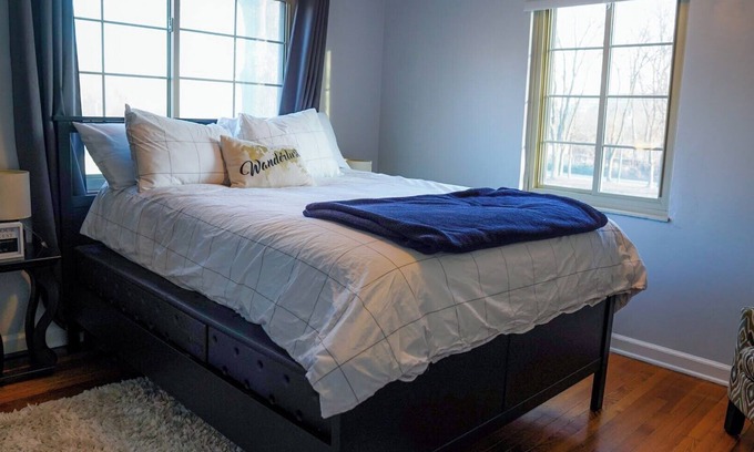 Franklin Park Appartement | 1750. Charming 2BR apartment with Wi-Fi. Quick Drive to Airport and Park Views