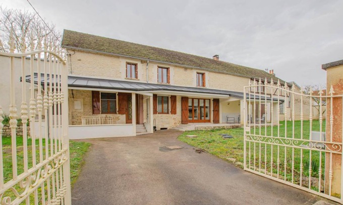 Arrelles Maison | 180 m² Gîte ∙ 4 chambres ∙ 10 personnes
