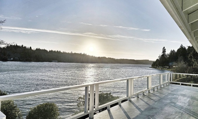 Agate Maison | 180' private beach and spacious entertainment oasis on Hammersley Inlet for 8!