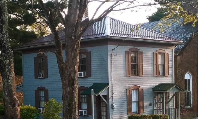 Tippecanoe Maison | 1800's Patriot House Tappan Lake Deersville wifi, private yard Trailer Parking