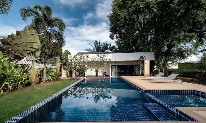 Nai Harn Villa | 1800 sqm Manor 5 Bedroom Private Saltwater Pool