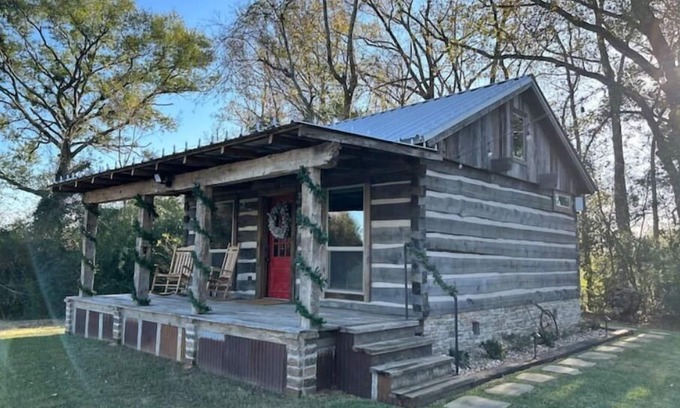 Montgomery Cabine | 1800’s style log cabin with modern amenities