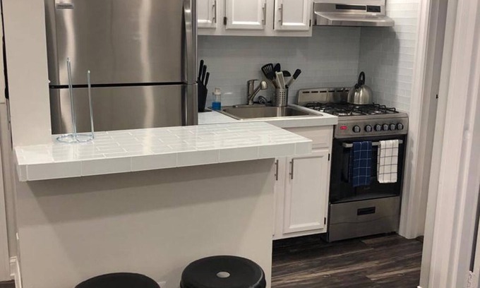 Industry Appartement | 1817 4D · Fantaisie 1 lit Apt / 20 min à NYC-Parking disponible.